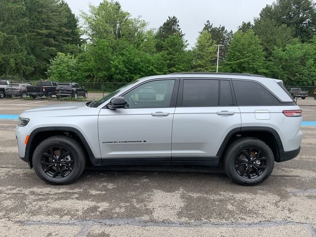 New 2026 Silver Zynith Jeep Altitude image 2