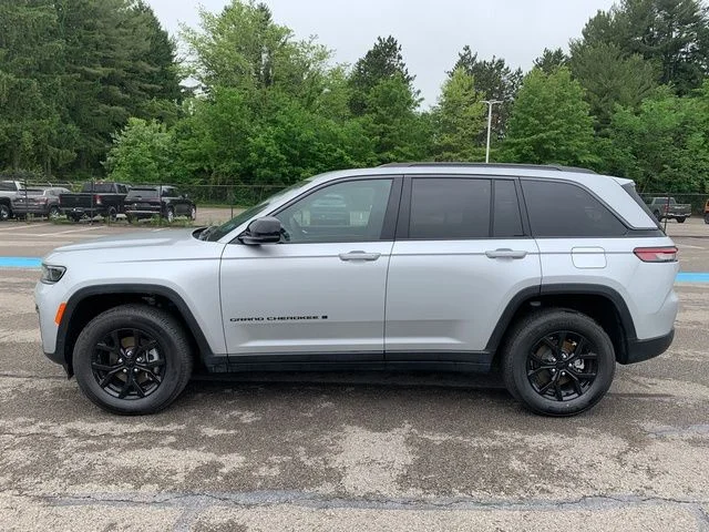 New 2026 Silver Zynith Jeep Altitude image 2
