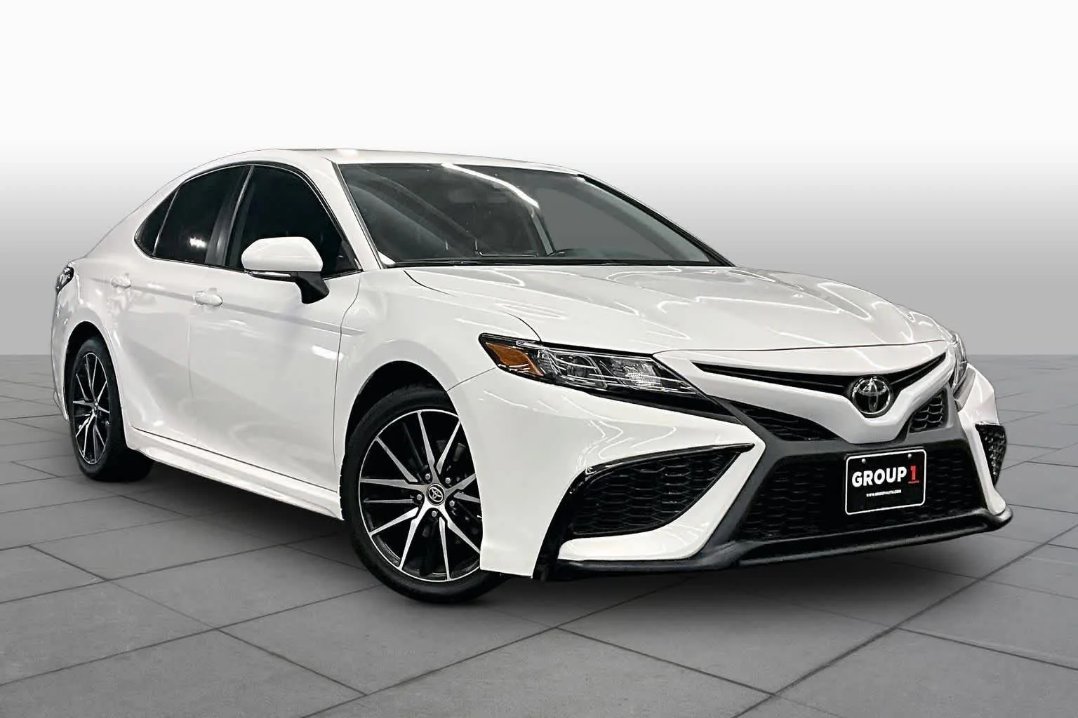 Used 2023 Ice Cap Toyota SE image 3