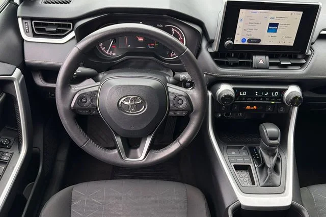 2025 Toyota RAV4 XLE - Photo 17