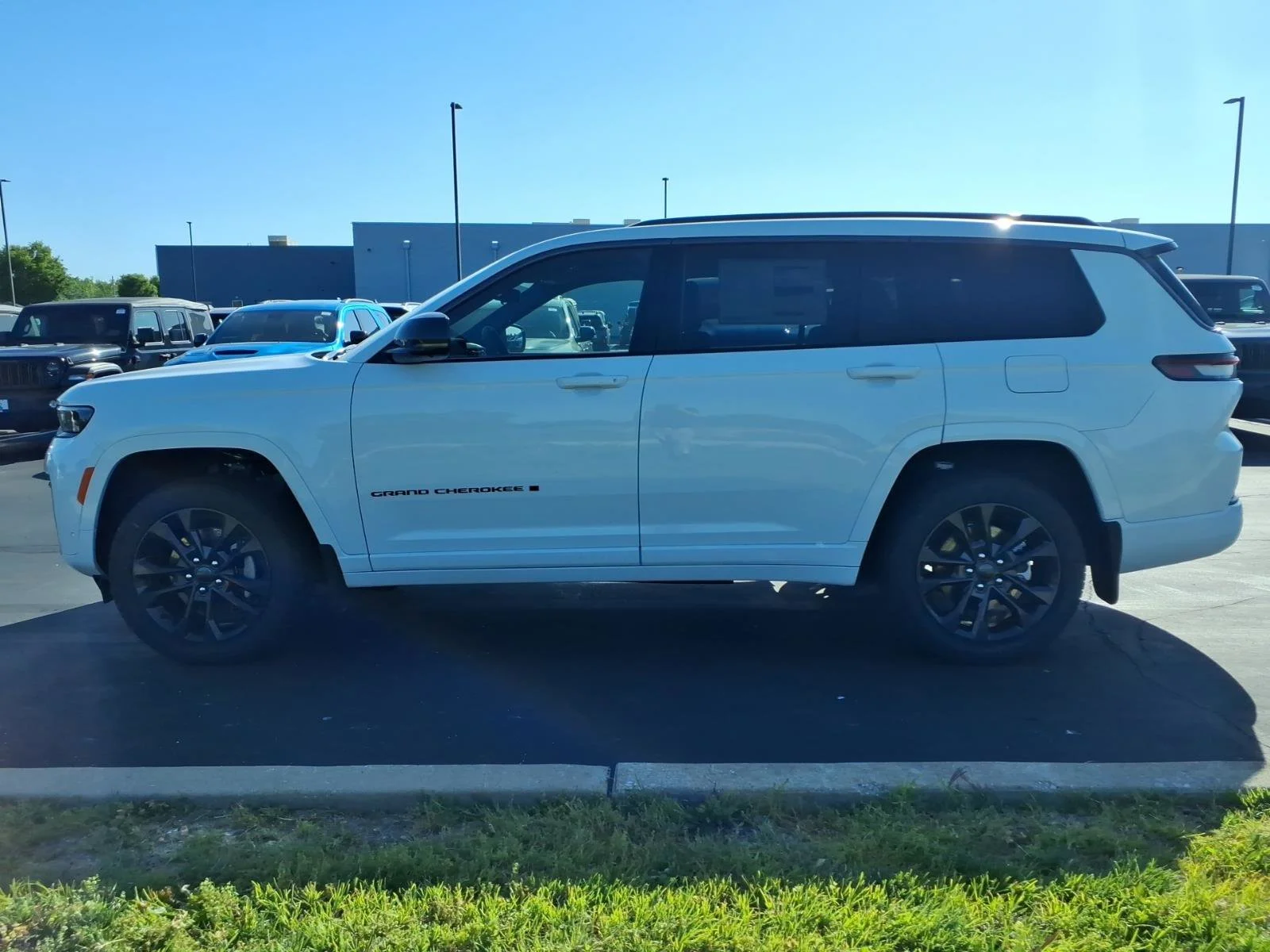 New 2026 Bright White Clear-Coat Exterior Paint Jeep Limited image 3