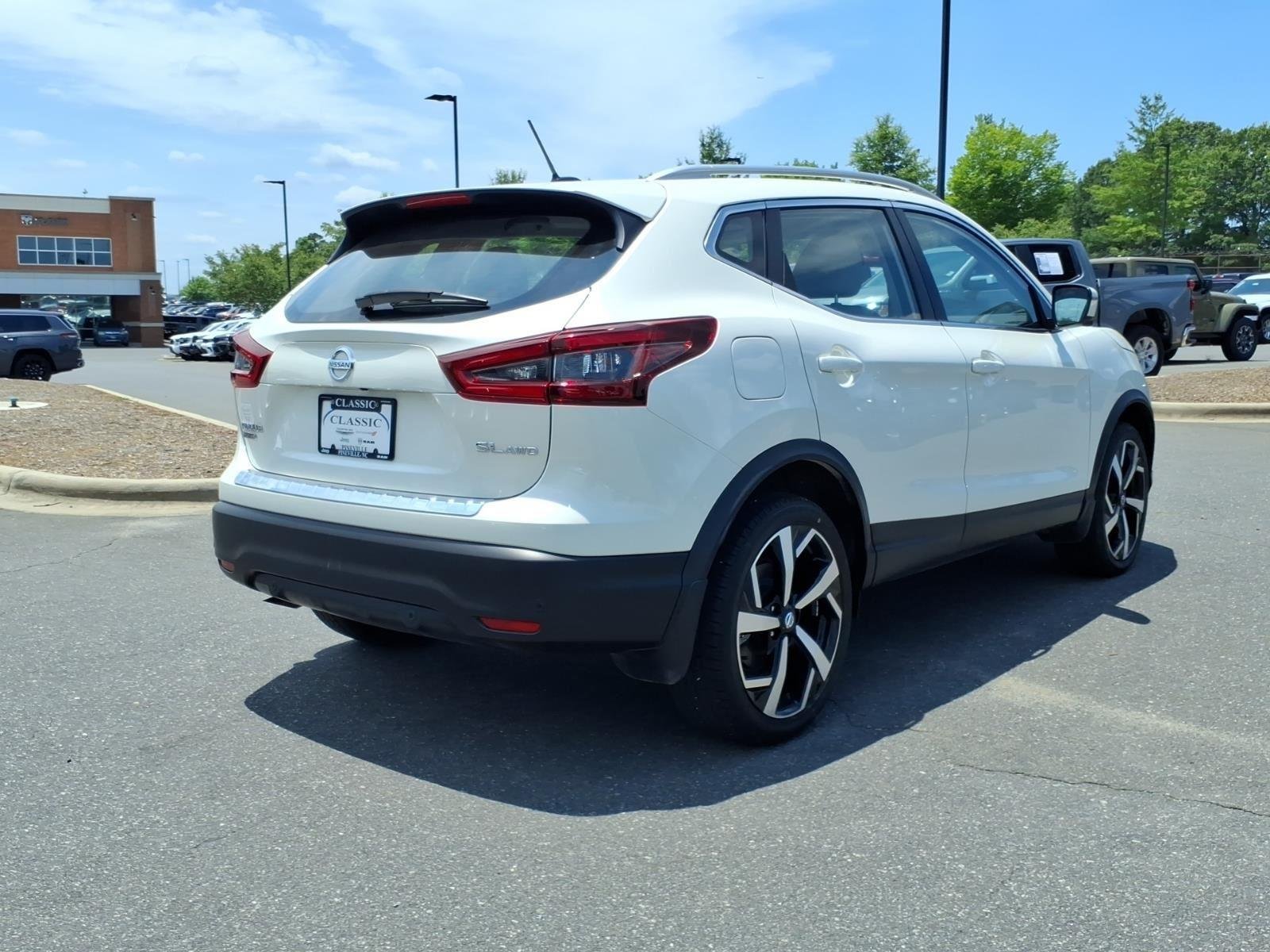 Used 2022 Pearl White Tricoat Nissan SL image 2