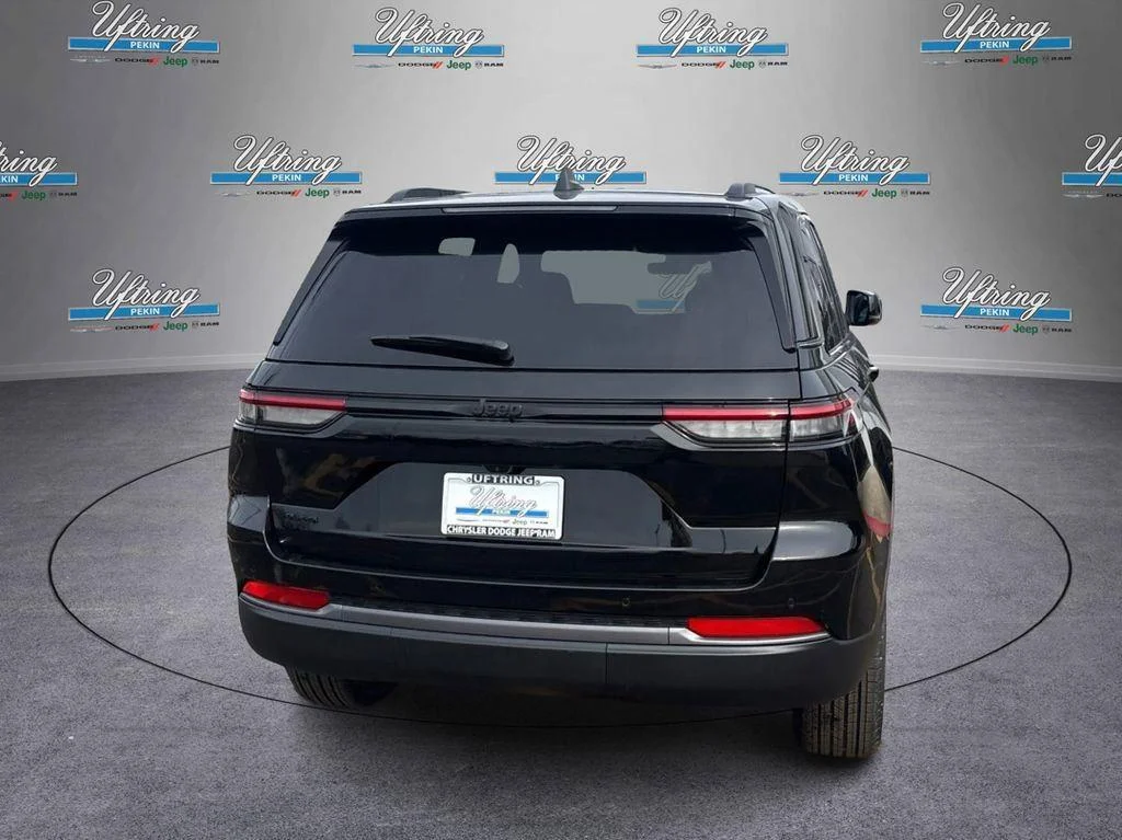 New 2026 Diamond Black Crystal Pearlcoat Jeep Laredo Altitude image 4