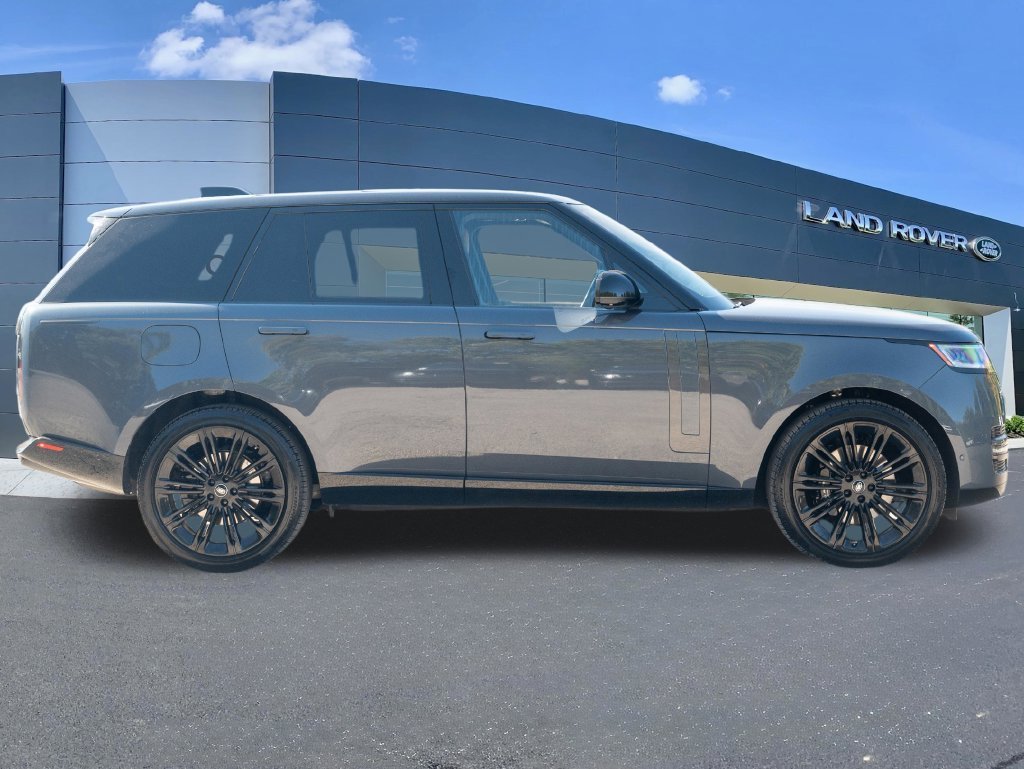 Used 2025  Land Rover SE image 8