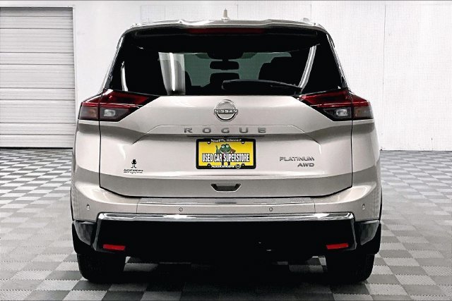 Used 2024 Champagne Silver Metallic Nissan Platinum image 5