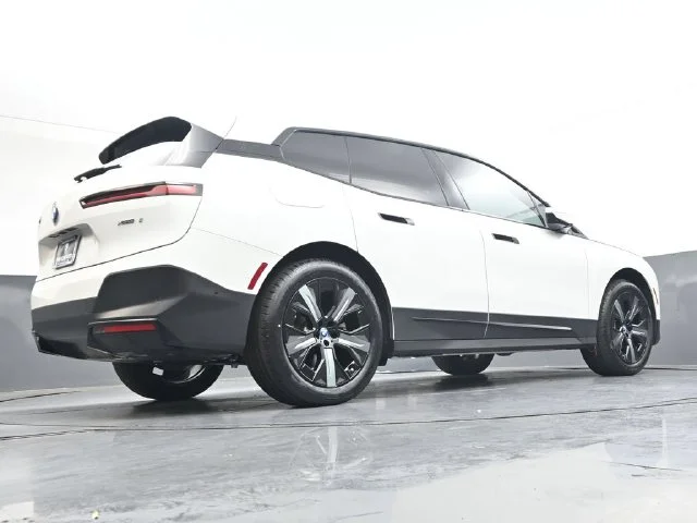 Certified Used 2024 White/off-white BMW xDrive50 image 31