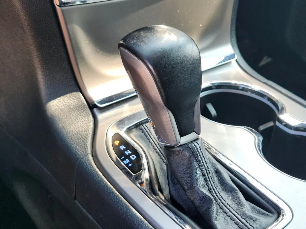 Used 2020 Silver Jeep Limited image 27