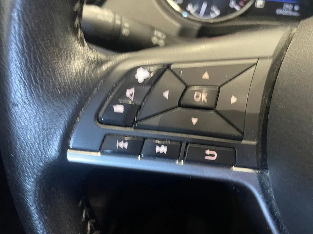 Used 2022 Gray Nissan SV image 12