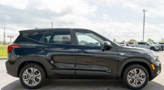 Used 2024 Black Kia LX image 5