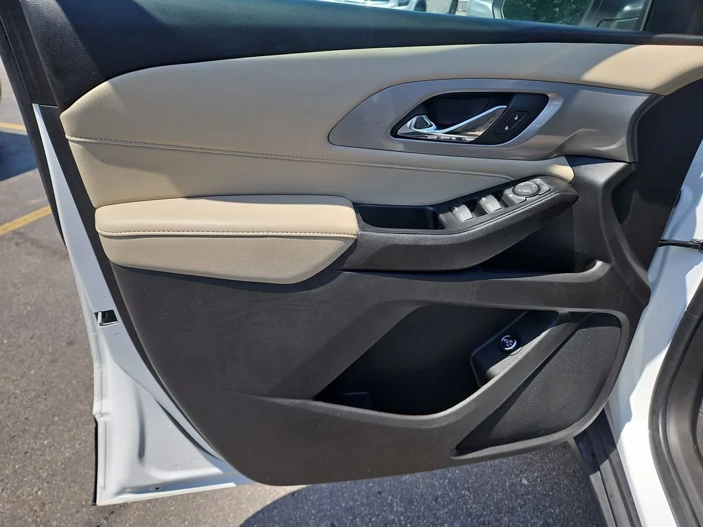 Used 2023 Summit White Chevrolet LT Cloth image 21