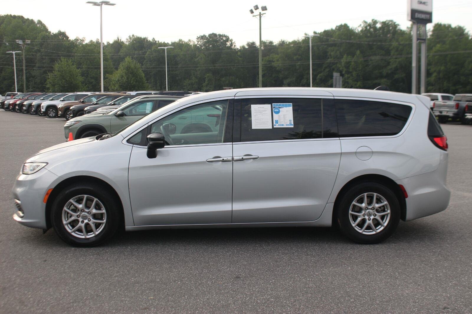 Used 2024 Silver Chrysler Touring L image 4