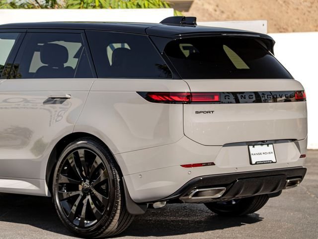 New 2026 Borasco Grey LAND ROVER Dynamic SE image 10