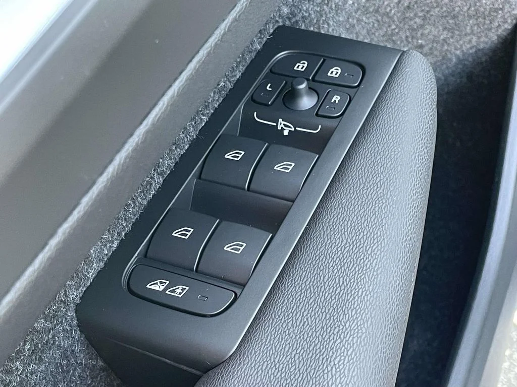 New 2026 Onyx Black Volvo Ultra Black Edition image 6