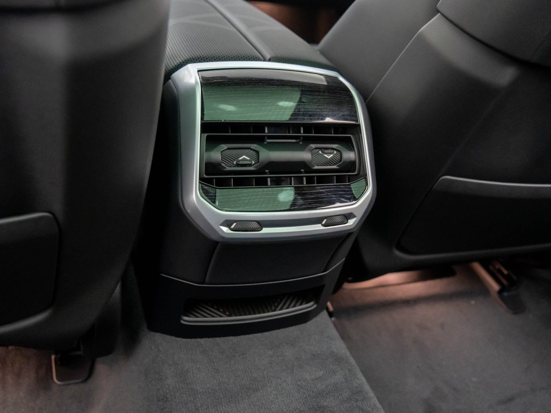 New 2026 Tanzanite Blue II Metallic BMW 750e xDrive image 22