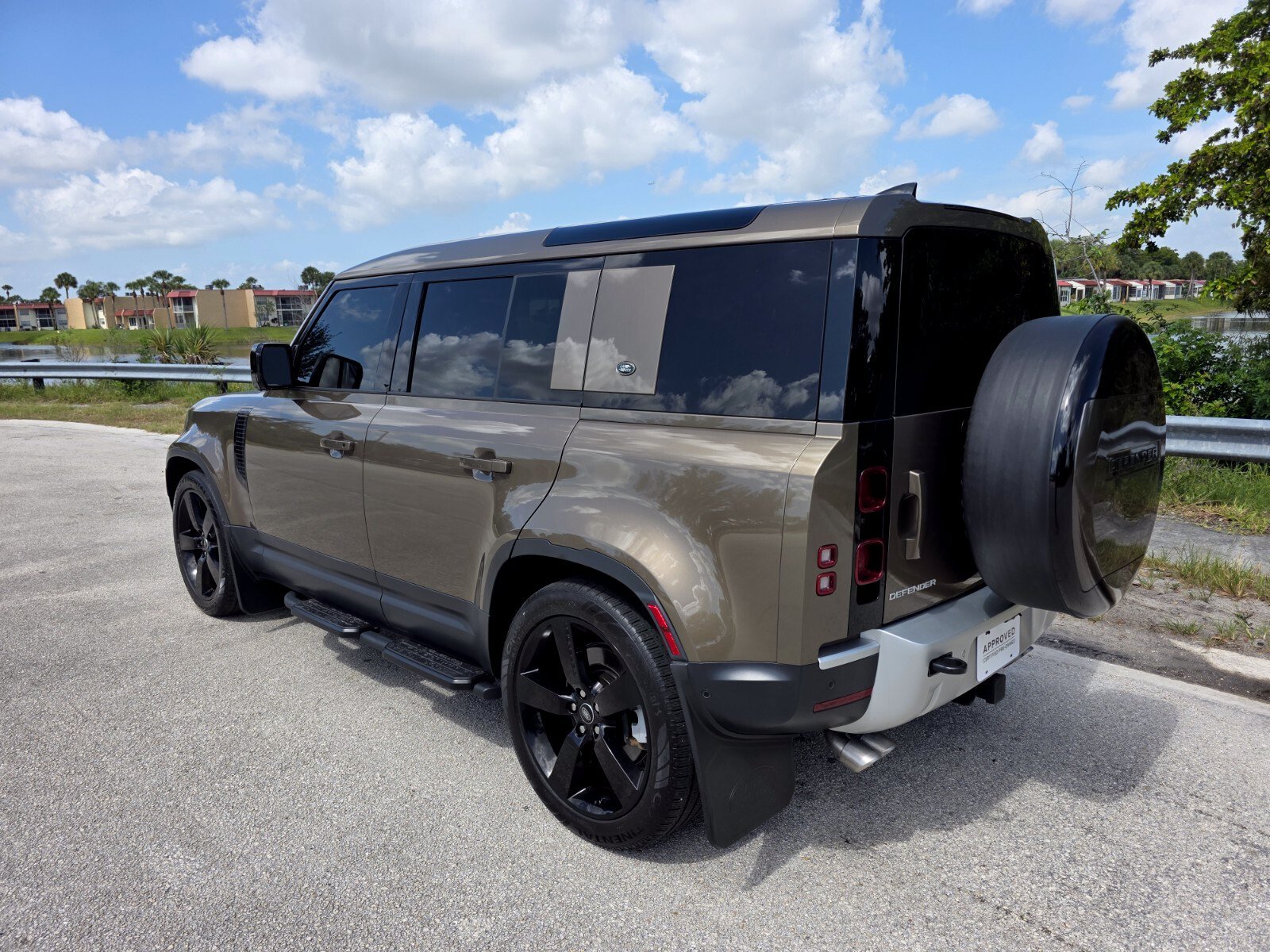 Certified Used 2024 Gondwana Stone Metallic Land Rover SE image 2