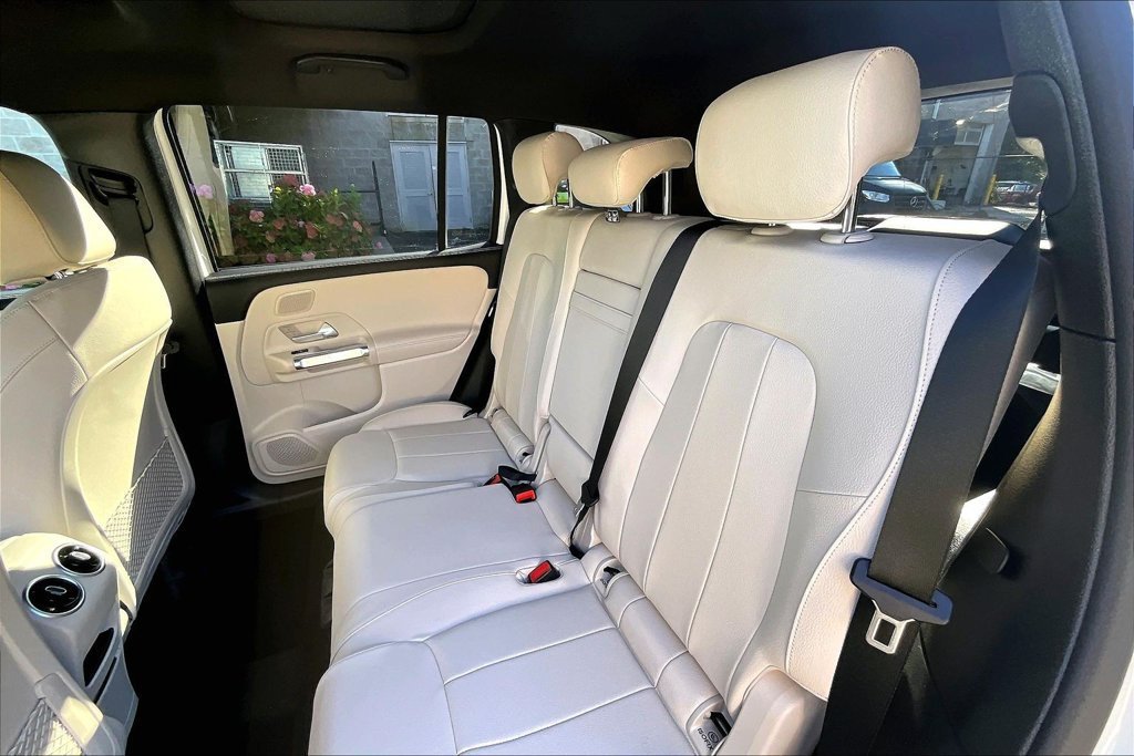 New 2026 Polar White Mercedes-Benz GLB 250 image 24