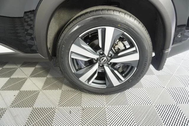 Used 2023 Black Nissan Platinum image 18