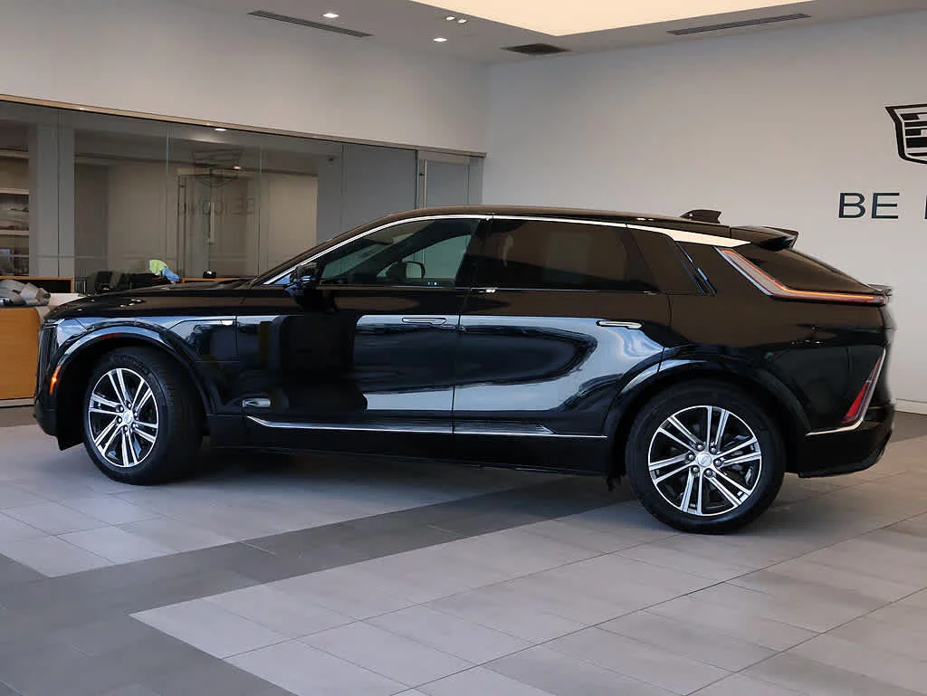 Used 2024 Cadillac LYRIQ Luxury 1 with VIN 1GYKPPRL3RZ116273 for sale in Libertyville, IL