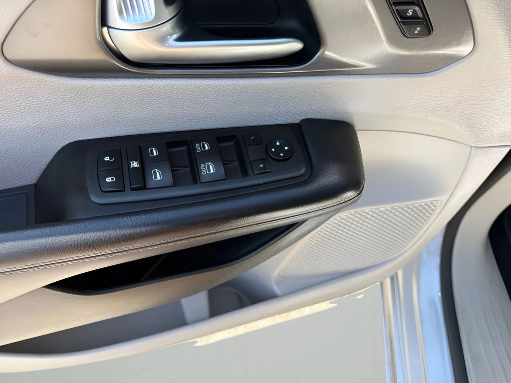 Used 2023 Silver Mist Clearcoat Chrysler Touring L image 20