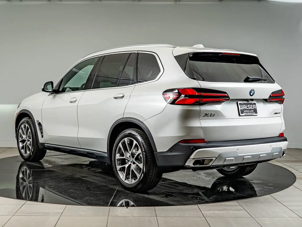 New 2026 Mineral White Metallic BMW xDrive40i image 7