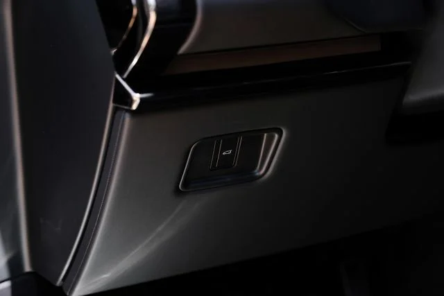New 2026 Santorini Black Land Rover Dynamic SE image 32