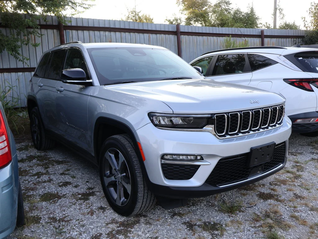 Used 2024 Silver Jeep Limited image 15