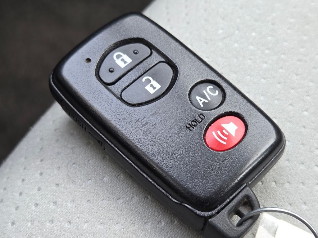 Used 2014 Beige Toyota Three image 39