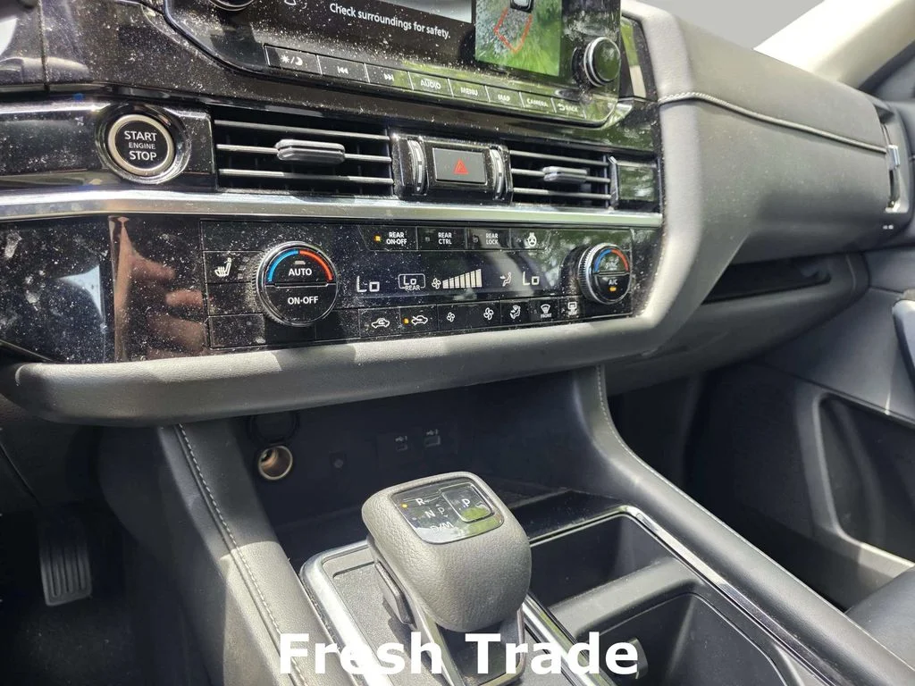 Used 2023 Pearl White Tricoat Super Black Nissan SL image 17