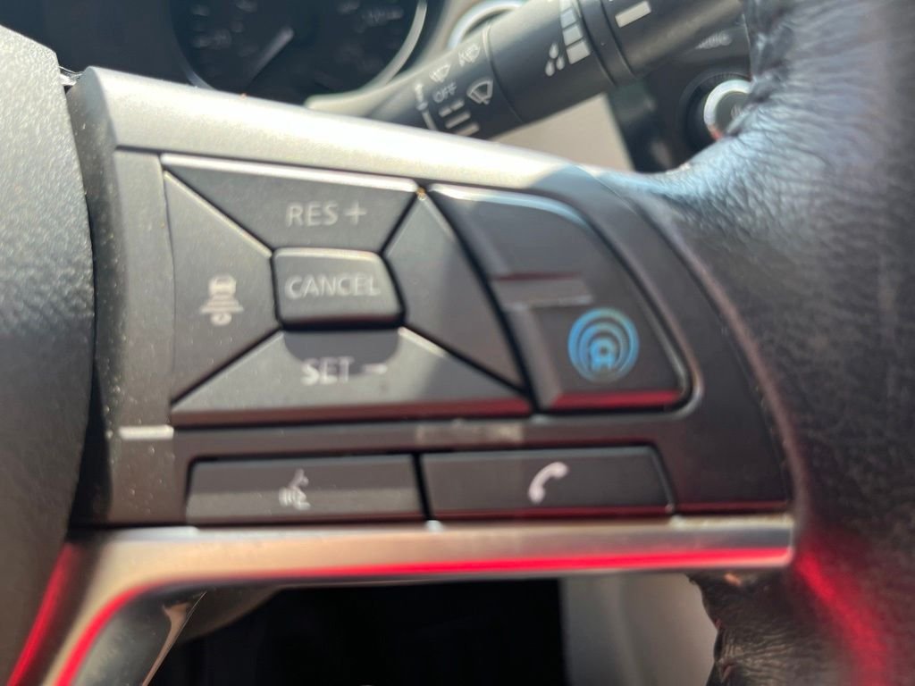 Used 2019 Blue Nissan SL image 17
