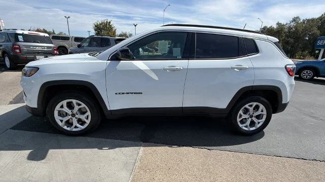 Used 2025 White Jeep Latitude image 7
