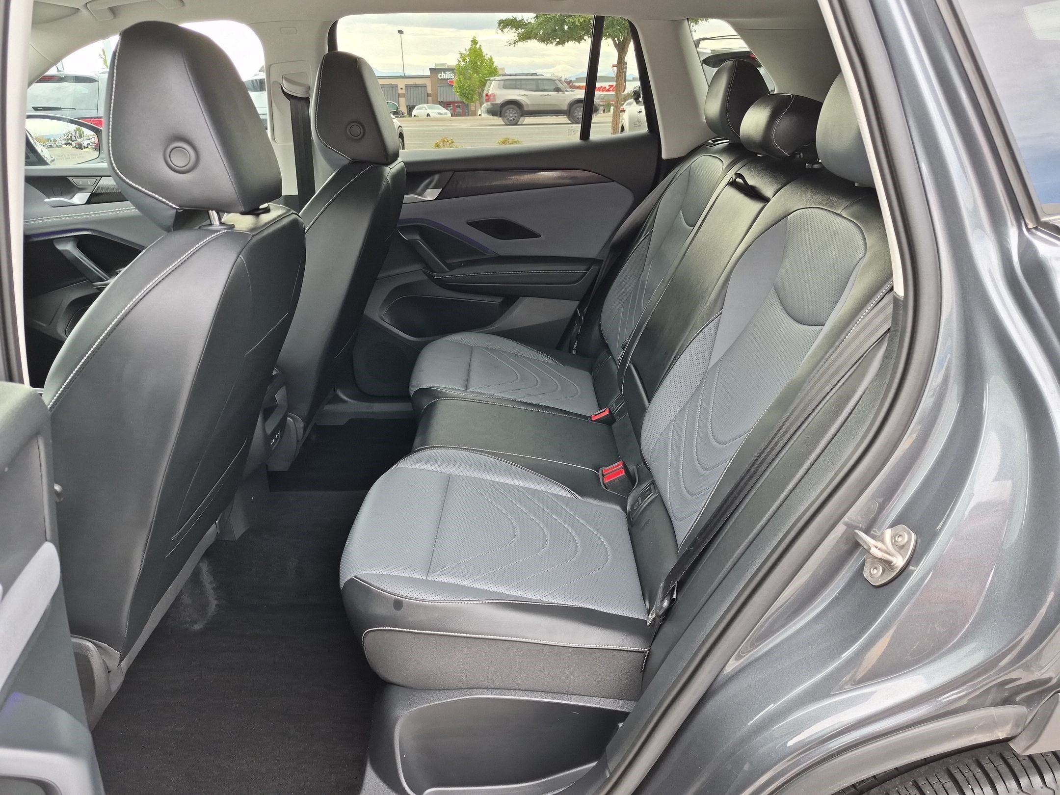 Used 2025 Platinum Gray Metallic Volkswagen SE image 27
