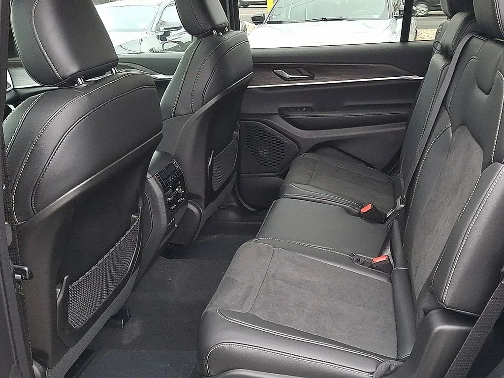 New 2026 Diamond Black Crystal Pearl-Coat Exterior Paint Jeep Altitude image 7