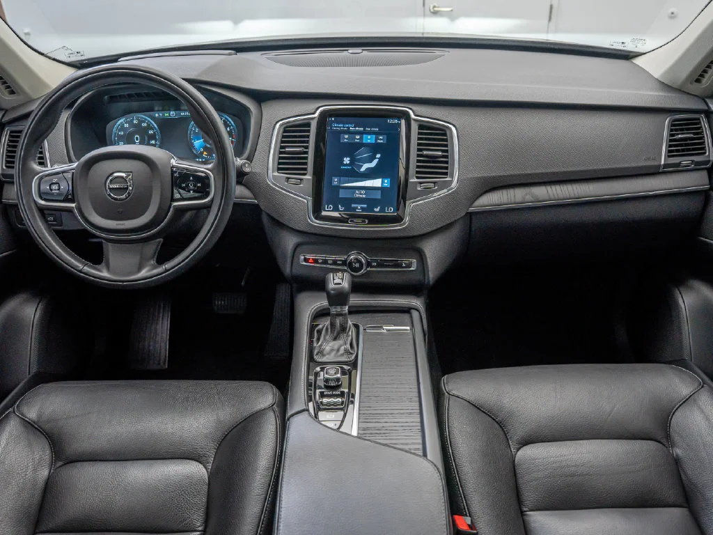 Used 2020 Onyx Black Metallic Volvo T6 Momentum image 34