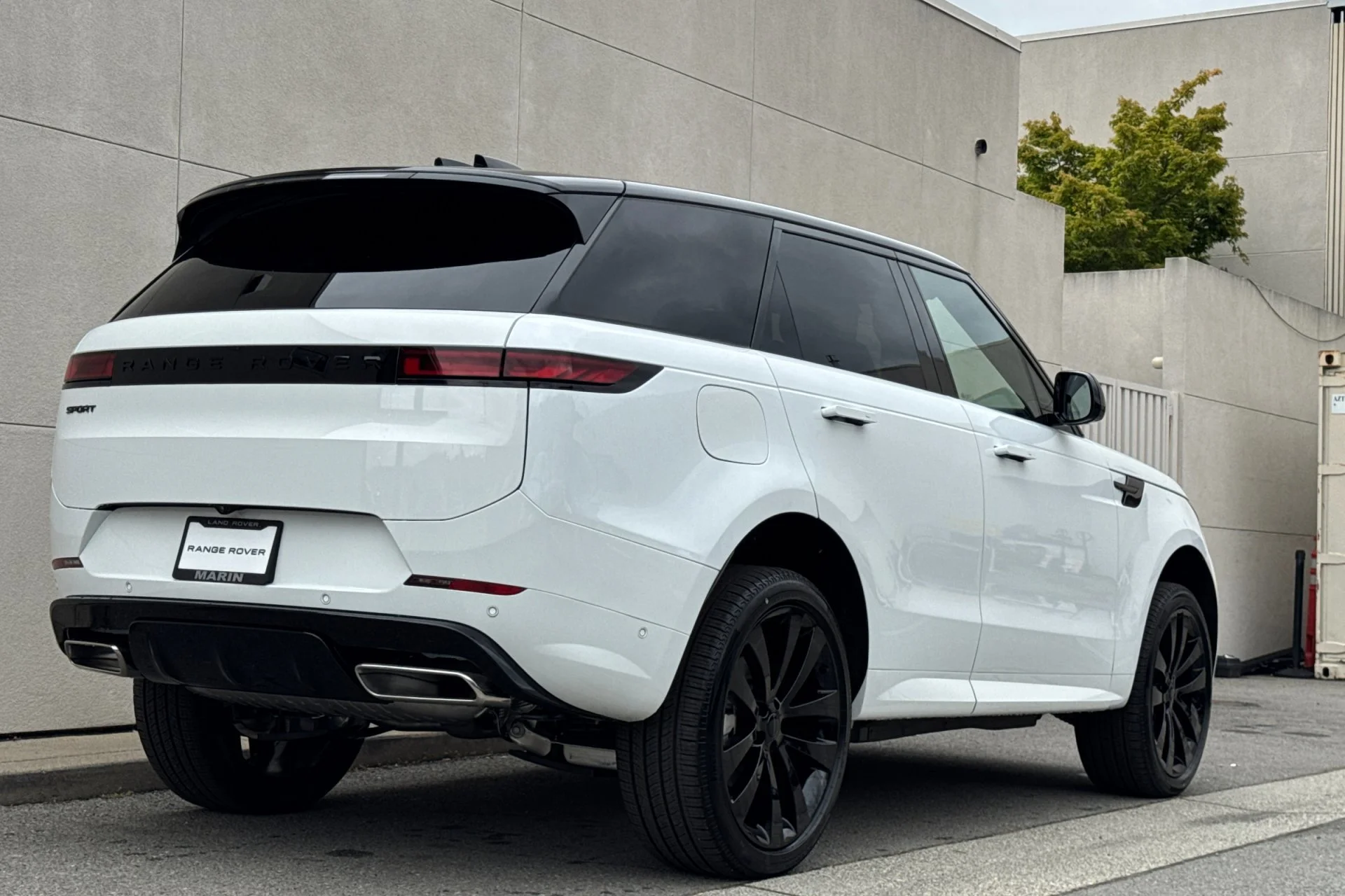 New 2026 FUJI WHITE Land Rover Dynamic SE image 2