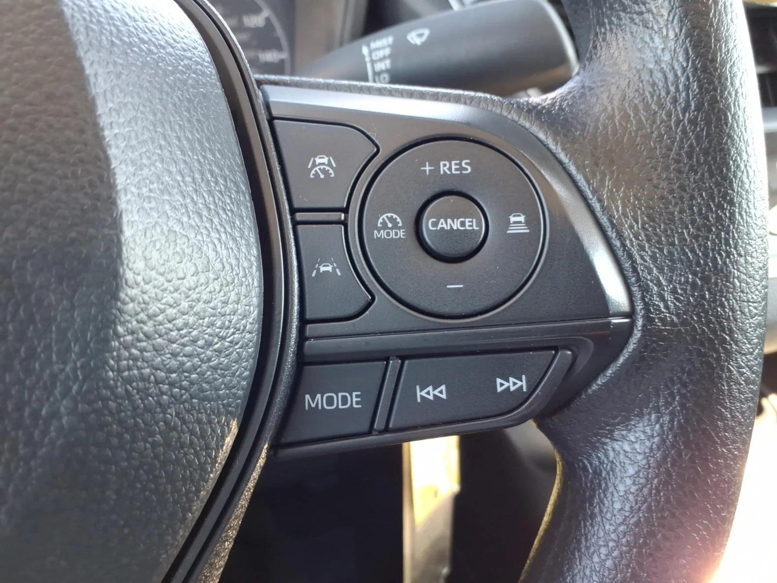 Used 2025 Wind Chill Pearl Toyota LE image 23