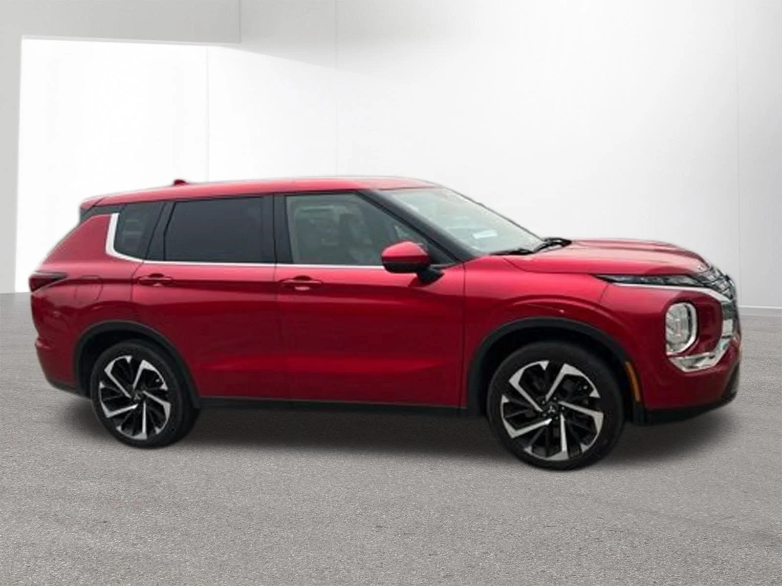 Used 2024  Mitsubishi  image 2