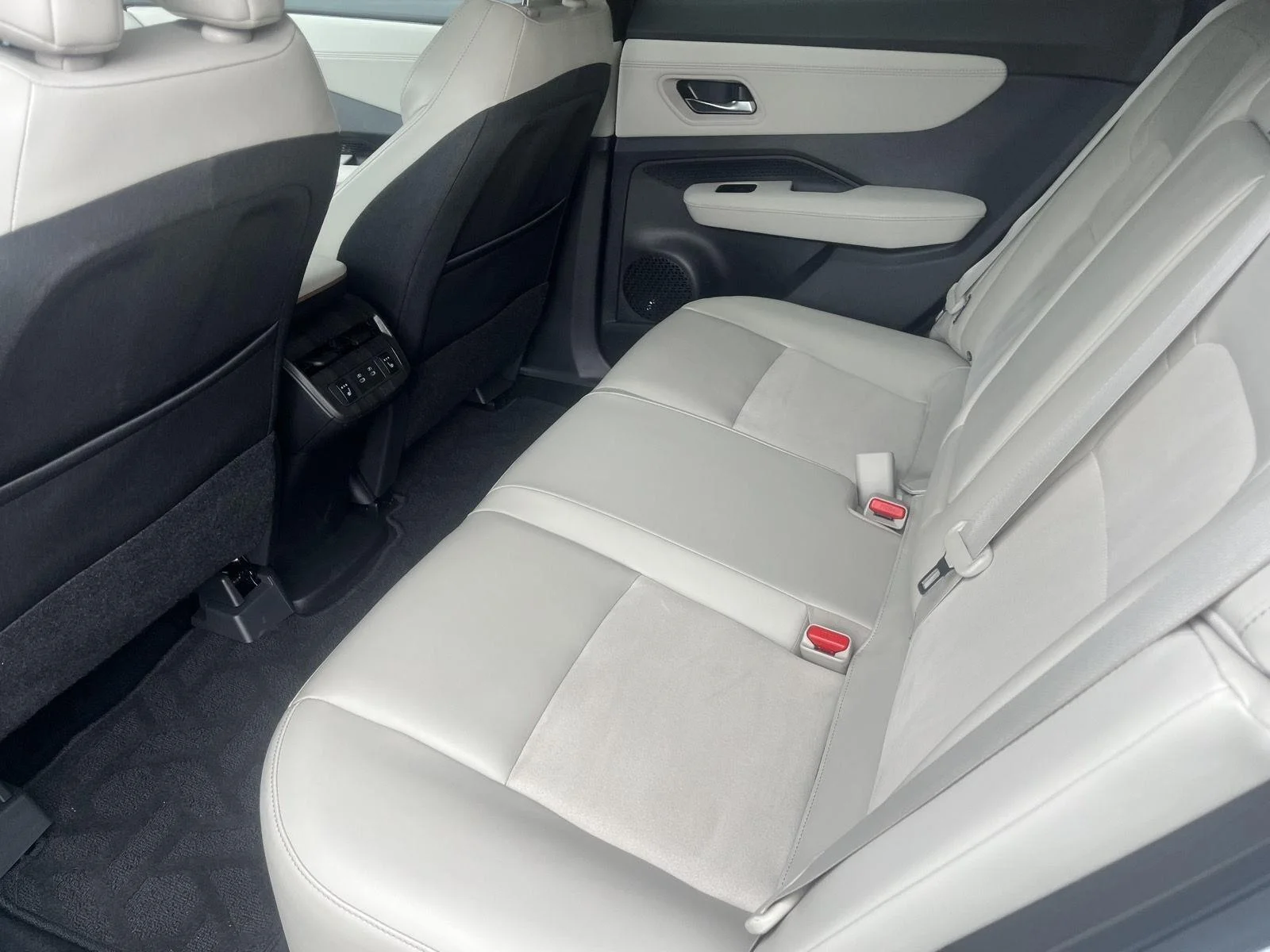 Used 2025 Everest White Pearl Tricoat/Black Diamond Pearl Nissan EVOLVE+ image 14