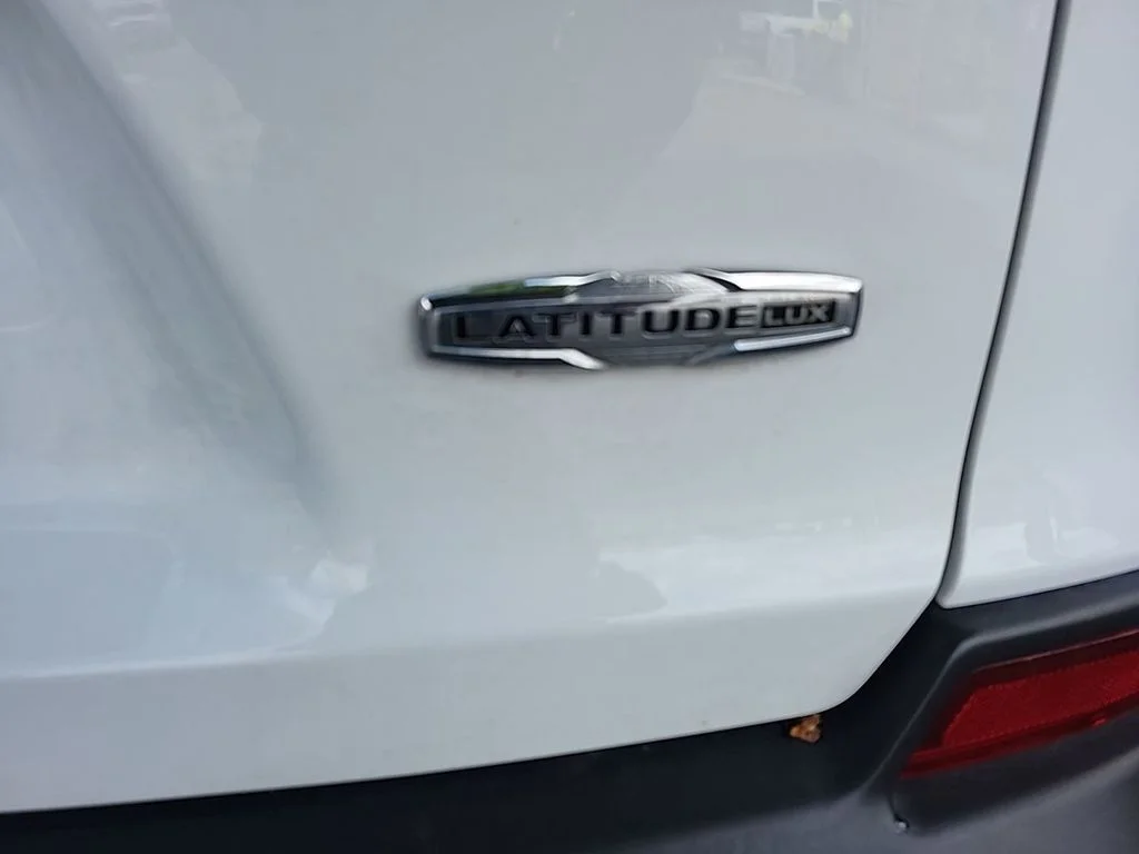 Used 2021 Bright White Clearcoat Jeep Latitude Lux image 9
