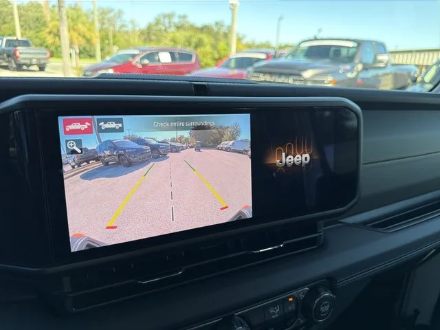 Used 2025 White Jeep Mojave image 25