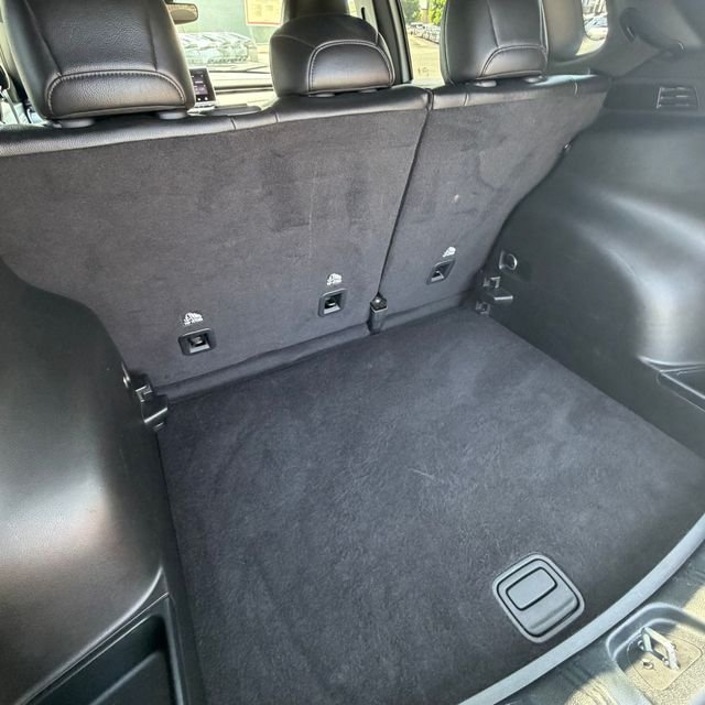 Used 2024 White Jeep Latitude image 9
