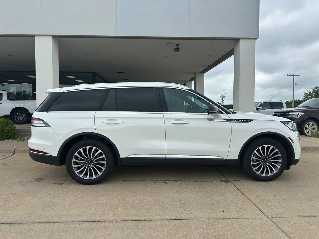 Used 2023 Pristine White Metallic Tri-Coat Lincoln Reserve image 12