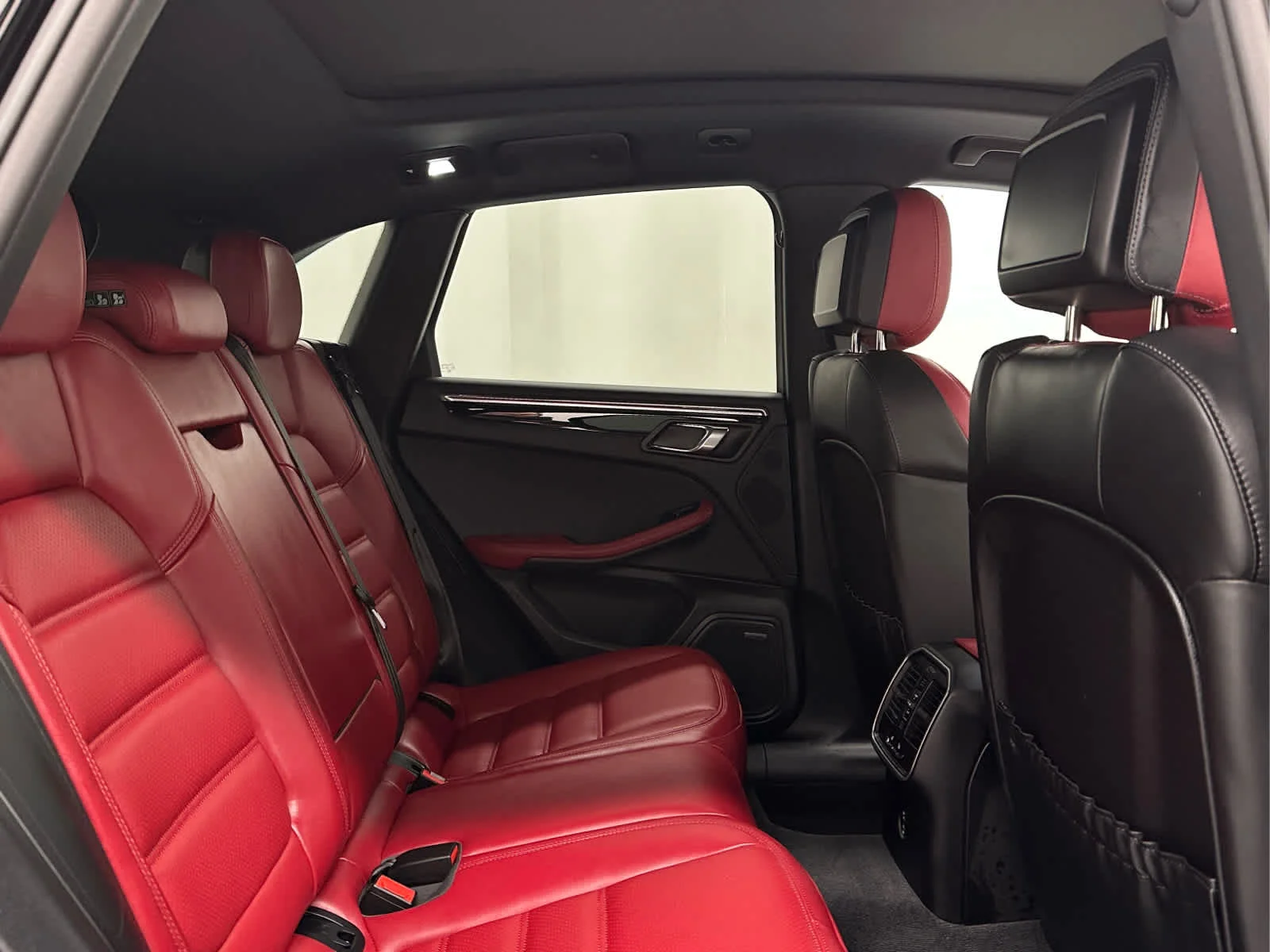 2024 Porsche Macan S - Photo 21
