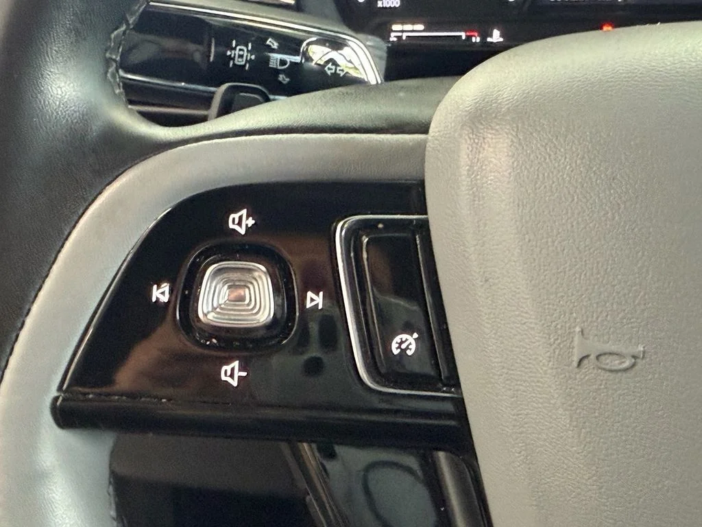 Used 2022 White Lincoln Standard image 24