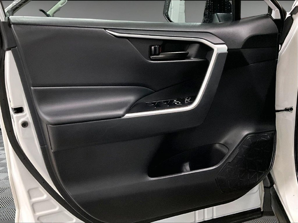 Used 2025 Ice Toyota LE image 9