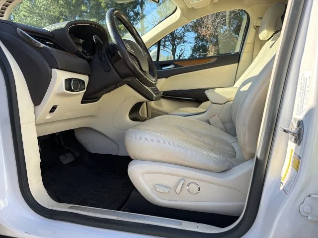 Used 2016 White Lincoln Reserve image 12