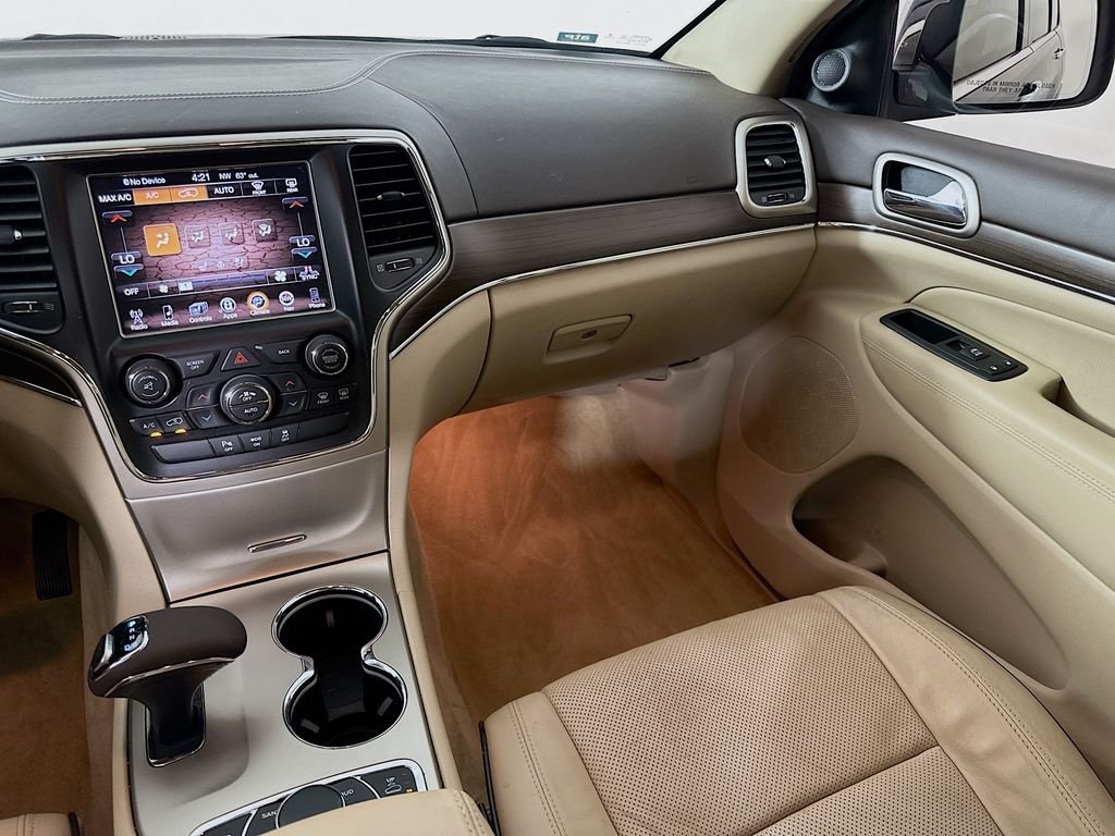 Used 2014 Brilliant Black Crystal Pearlcoat Jeep Overland image 24
