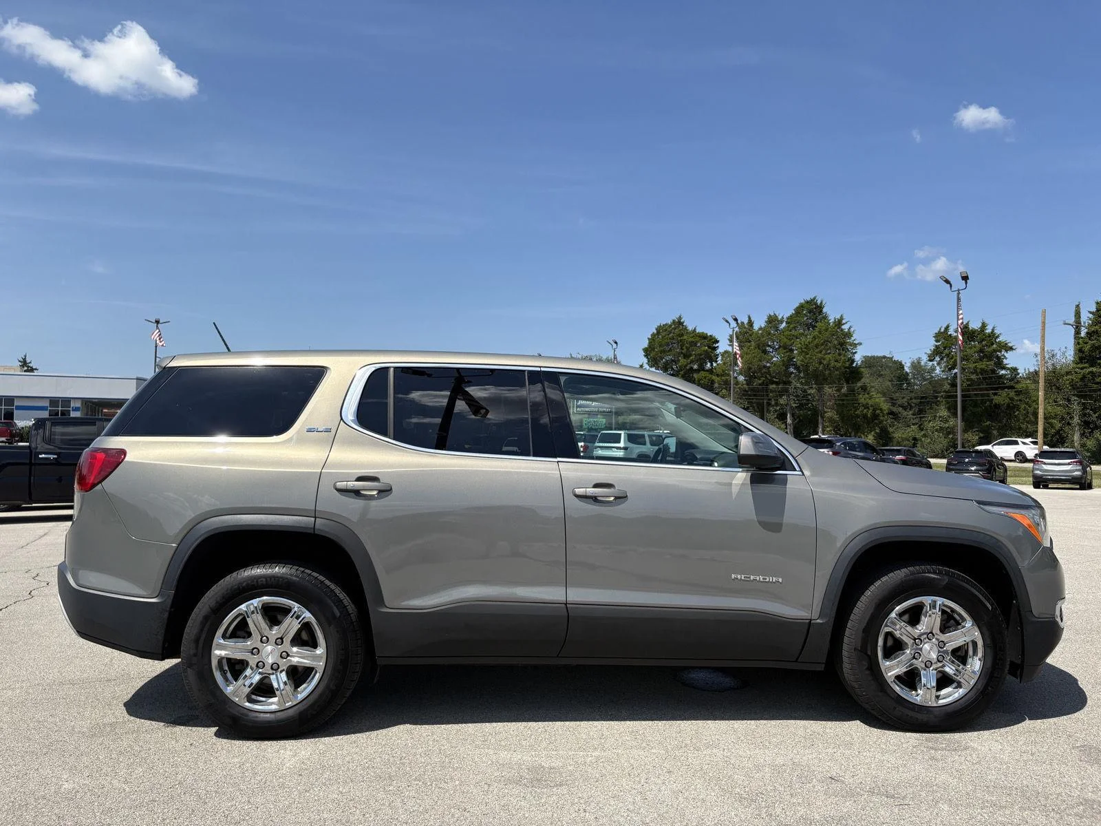 Used 2019 Pepperdust Metallic GMC SLE image 22