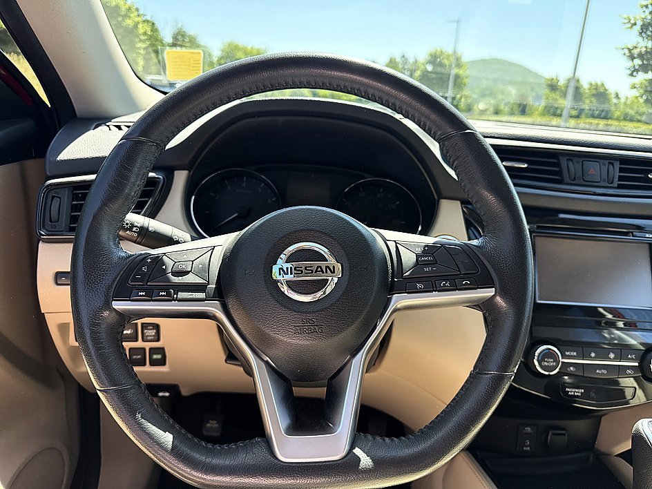 Used 2017 Palatial Ruby Nissan SL image 13