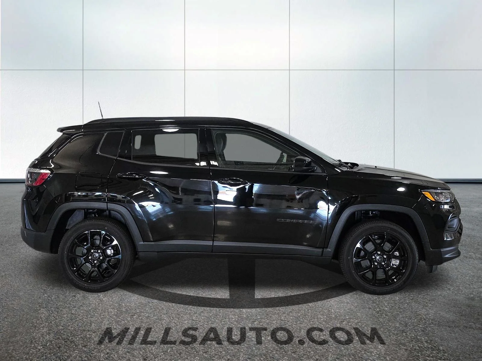New 2026 Diamond Black Crystal Pearl-Coat Exterior Paint Jeep Latitude image 9