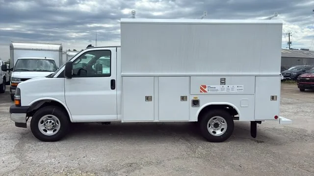 New 2025 Summit White Chevrolet 1WT image 5